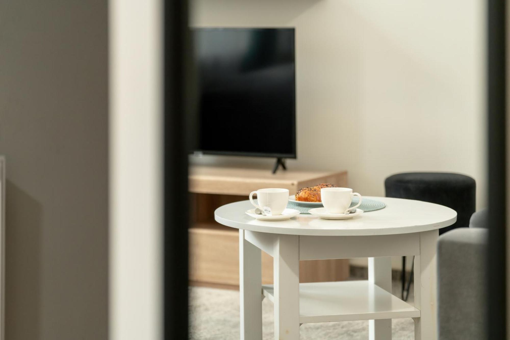 Jasne Studia Very Berry W Centrum Poznania By Noclegi Renters Esterno foto