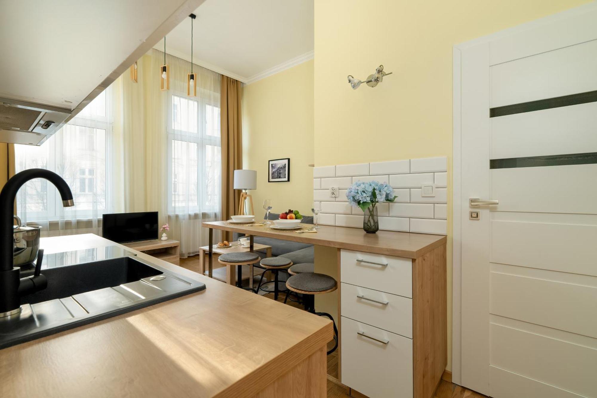 Jasne Studia Very Berry W Centrum Poznania By Noclegi Renters Esterno foto