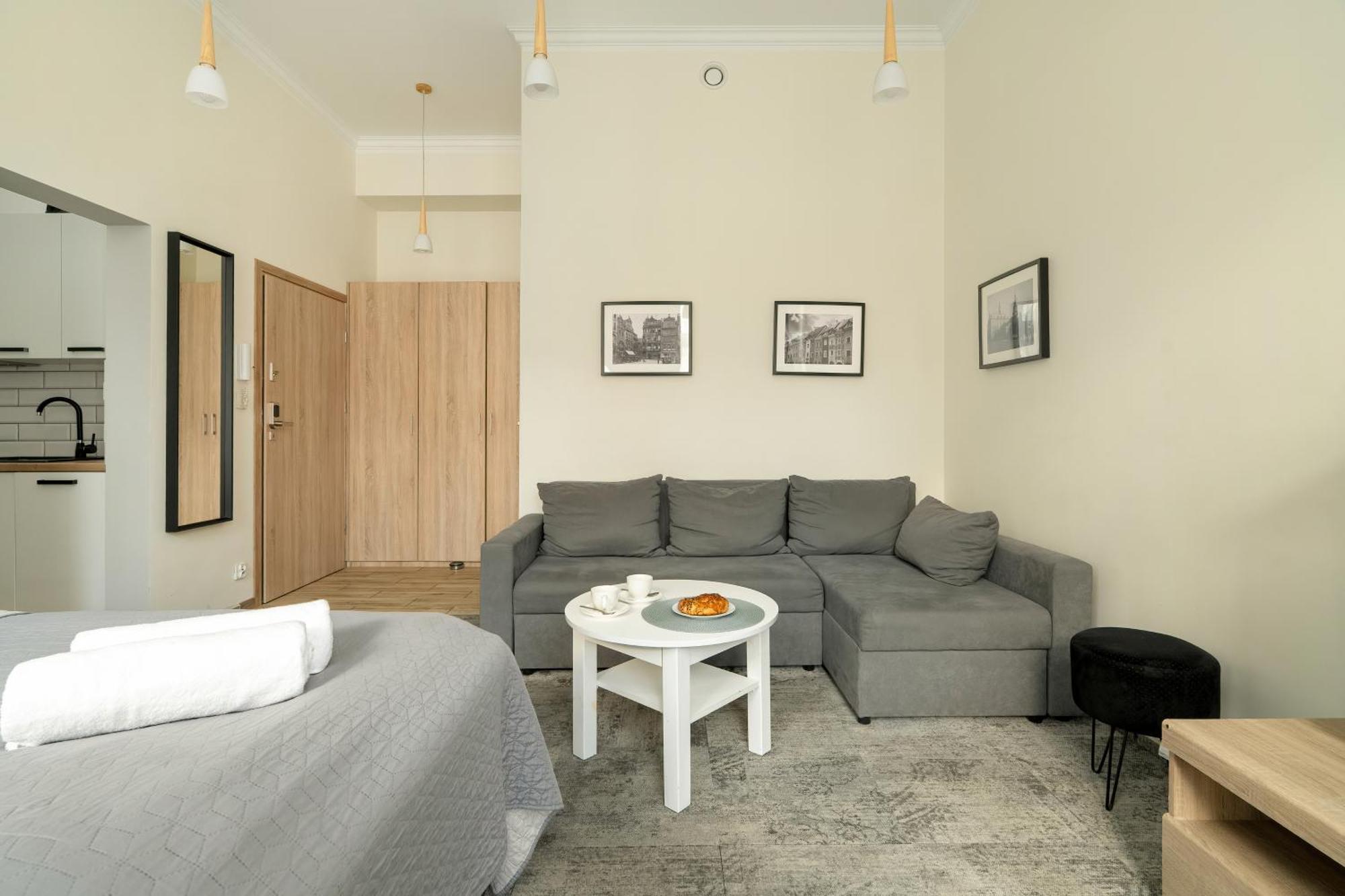 Jasne Studia Very Berry W Centrum Poznania By Noclegi Renters Esterno foto